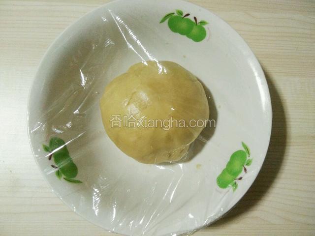 盖上保鲜膜静置1个小时