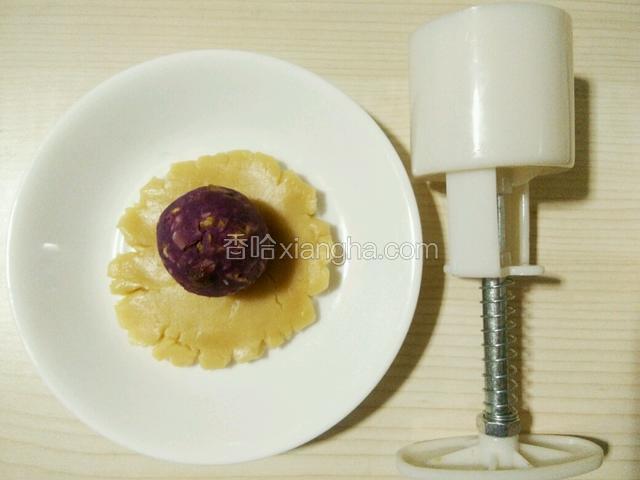 拿一个核桃紫薯馅球放皮上，准备的是50克的模具