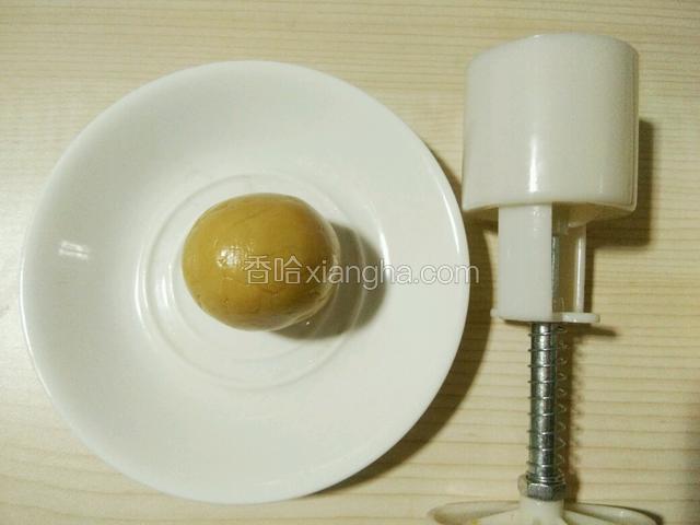 馅包好后搓成圆球（这个过程我腾不出手拍照）