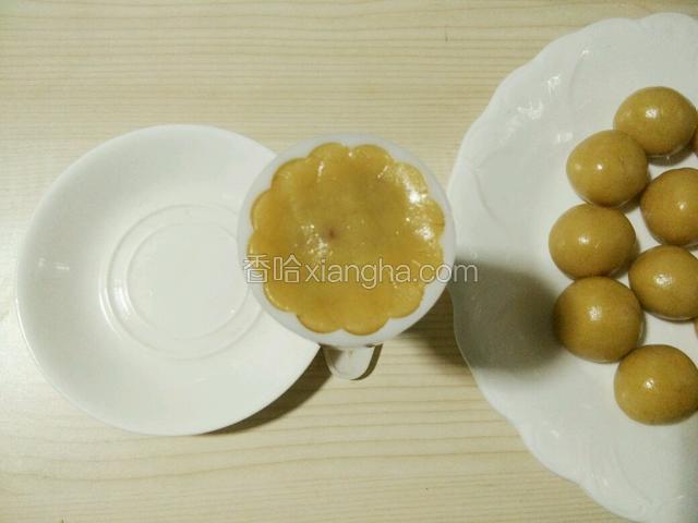 将做好的月饼球放进模具里，按压底部如图