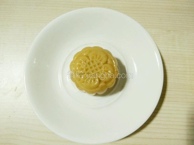 翻过来推模具，扣在盘子上，看图，一个月饼生坯就做好了，这时候开始预热烤箱170度