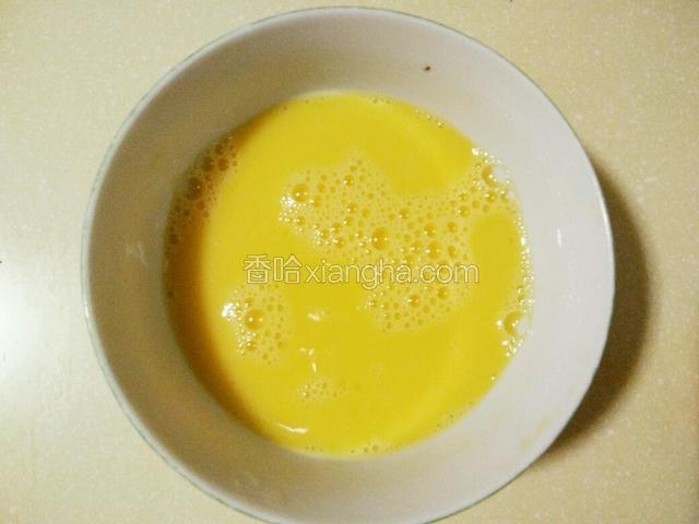 鸡蛋打入碗里，打匀