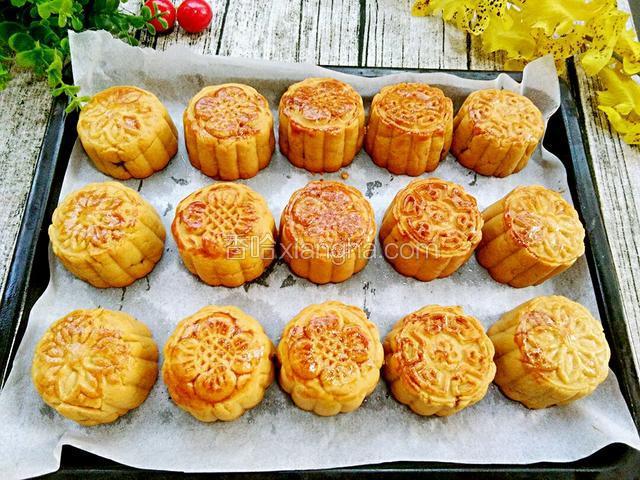 10分钟后的月饼如图，再一次的补刷蛋液，继续再烤10分钟