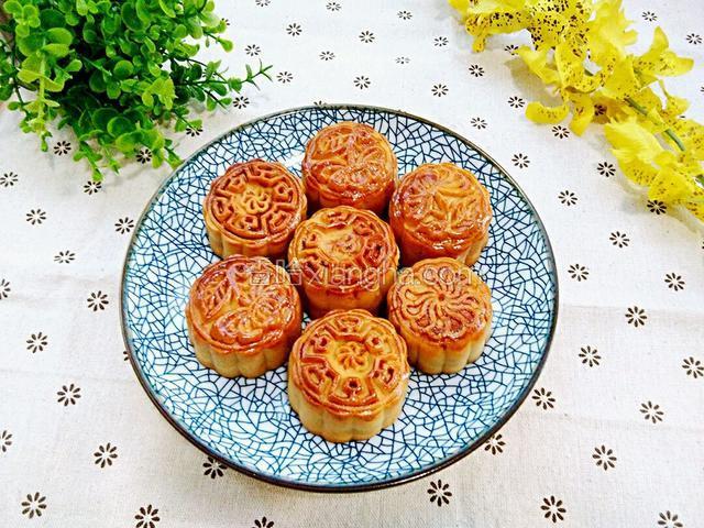 成品图，这是回油后的月饼，回油的时间大概是一天（这次做的月饼是送人的，我就没有切开拍照了）