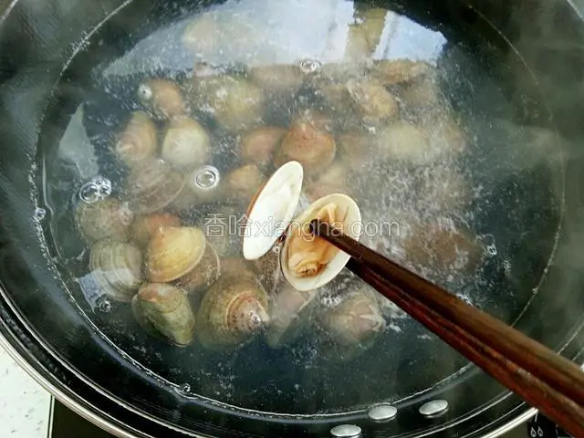 花蛤开口就夹出，每个花蛤煮开的时间不同，开一个，夹一个