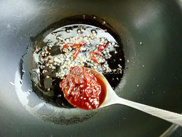 放入郫县豆瓣酱炒出红油