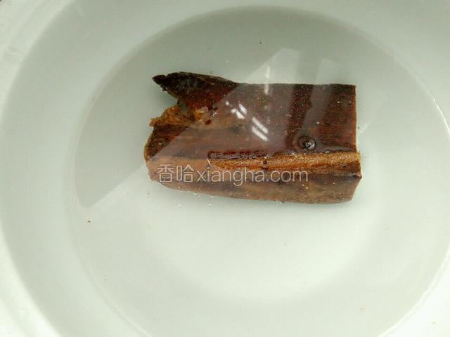 腊肉提前泡4小时以上（或煮半小时）。