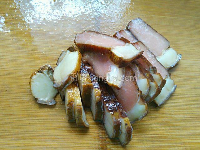 腊肉切片。