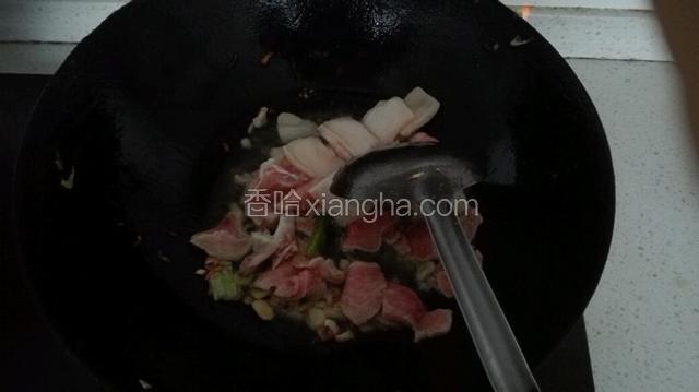 放入肉片炒熟，下适量料酒。