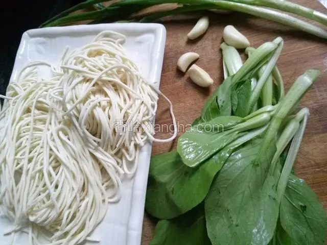 准备食材，面，青菜洗净，蒜要做成蒜泥，葱