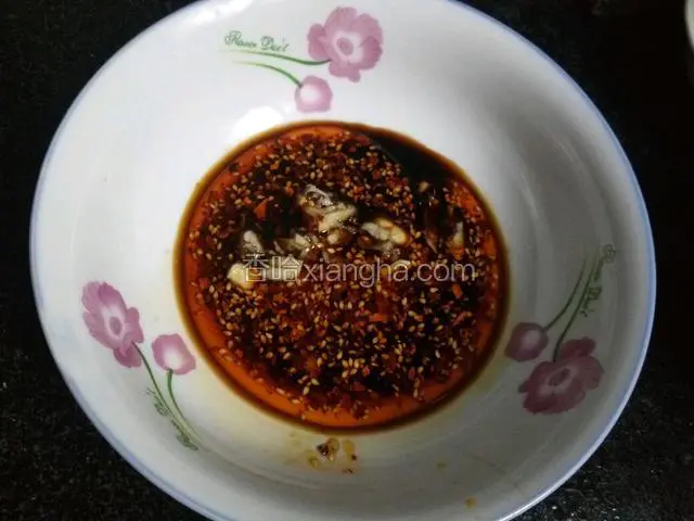 调碗底，加适量的盐，鸡精，花椒面，蒜泥，酱油，香醋，辣椒油【这些都可以根据自己的口味加入，没有准确的克数】