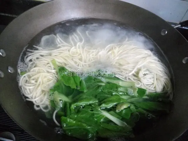 煮到面飘上来，在放青菜叶断生即可关火
