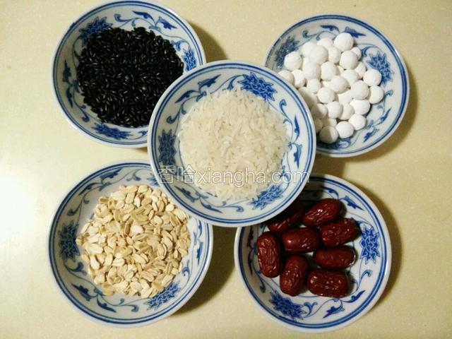 准备食材：黑米，燕麦，黑米，红枣，糯米圆，所有食材称重