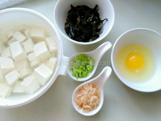 备好所需食材（豆腐切成小块用盐水浸泡几分钟，泡发木耳切成丝，虾皮用温水清洗干净，葱切成葱花，鸡蛋打散备用）