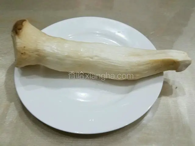 将杏鲍菇洗干净备用。