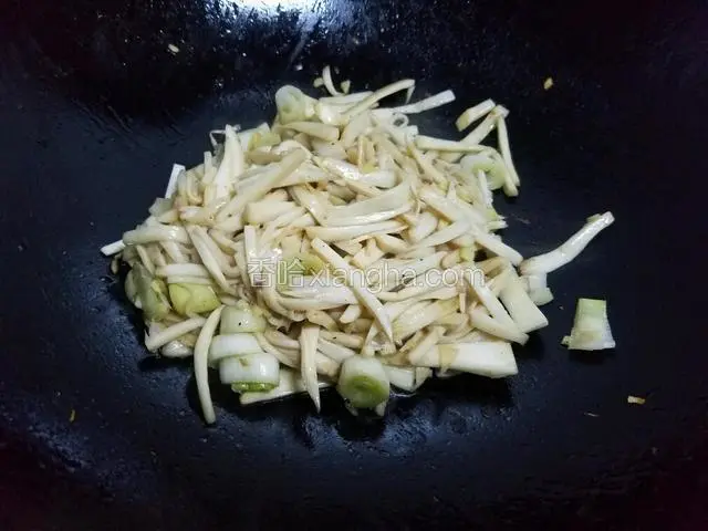 炒软的杏鲍菇。