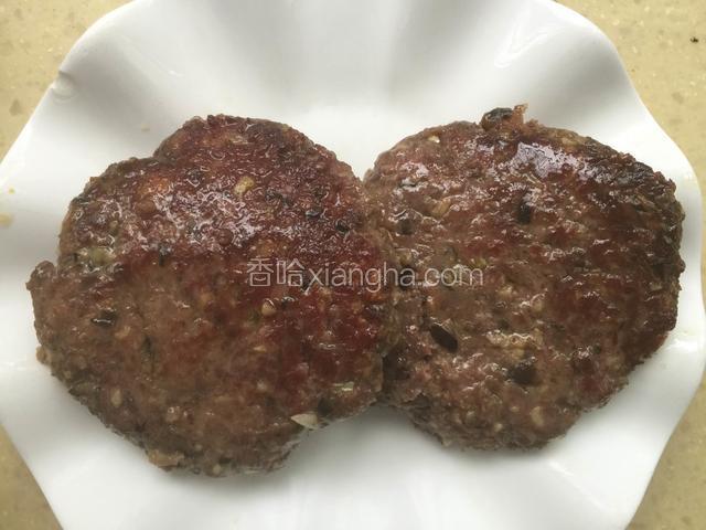 将牛肉饼放不粘锅里两面煎熟放凉。