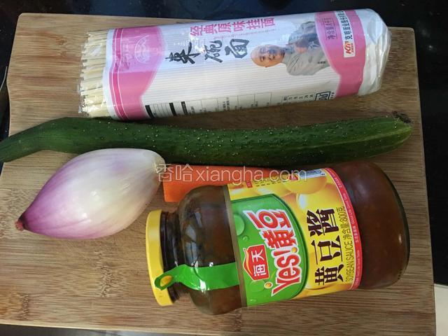 所有的主材：面条、胡萝卜、黄瓜、洋葱、黄豆酱。