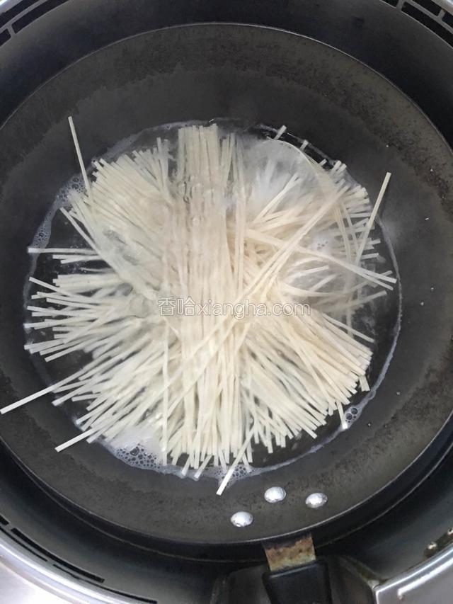 水开后下面，煮的时候加少许盐，出锅后面条不那么容易粘在一起。