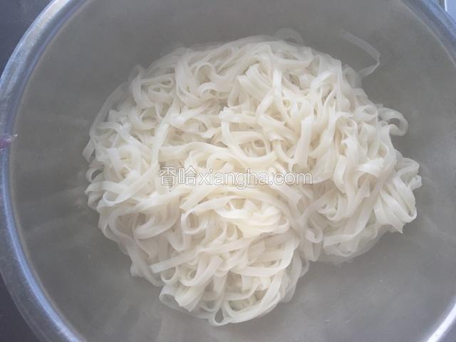 煮熟的面条捞出沥干水分备用。