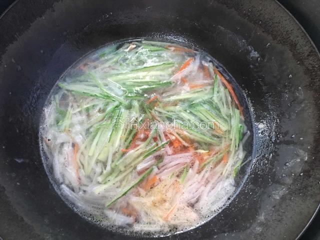 把胡萝卜、黄瓜、洋葱过水，立即捞出。