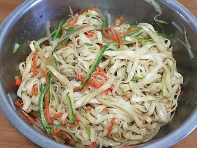 将过水的蔬菜、盐、生抽、蚝油、黄豆酱与面条拌匀，这道美味的黄豆酱拌面就完成了，超级简单吧！