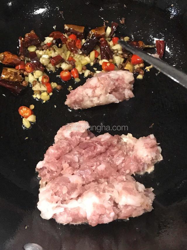 加入肉末炒至变色