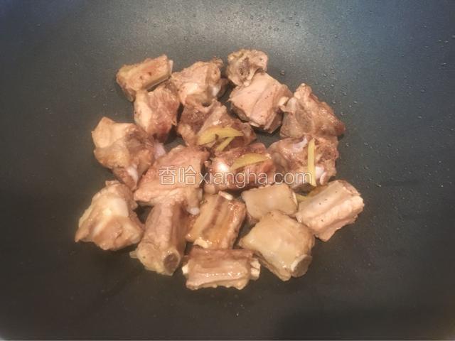 倒入适量油（健康少油肉嫩，油多肉香酥）