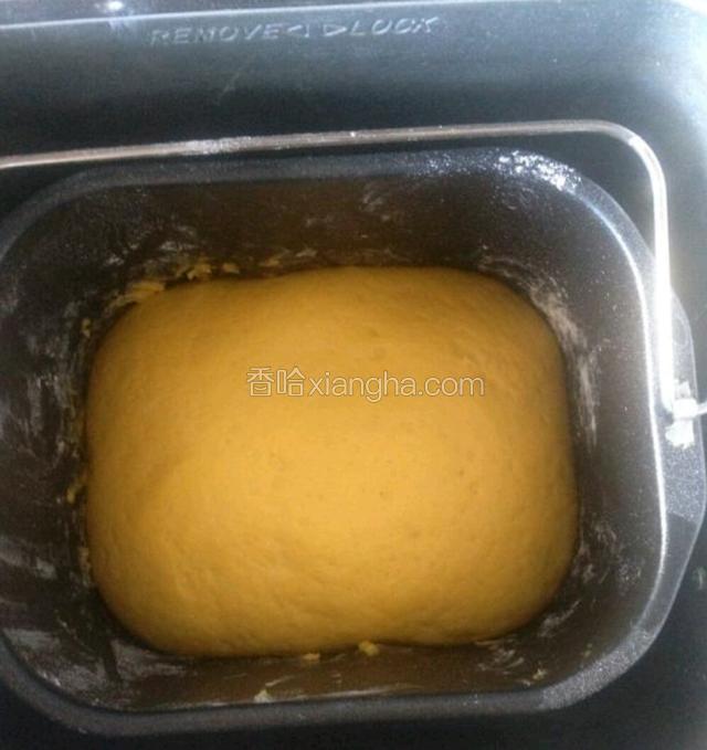 整形好放在面包机里发酵两倍大时再做，如果不懂发酵好还是不好，可以用手指戳一个洞洞，如果不回缩，说明就发酵好了，可以整形了