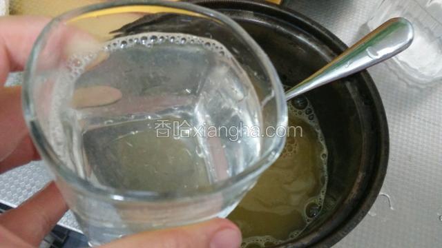 再加上适量的水，拌匀
