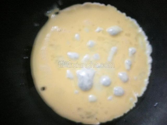 锅里抹油，小火煎蛋饼