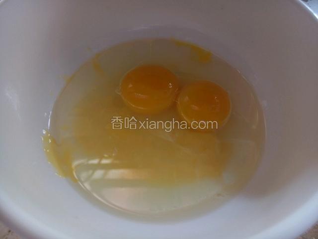 将蛋黄与水，玉米油用打蛋器混合均匀，一定要彻底将油与蛋黄混匀