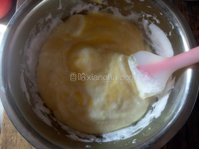 再将刚刚混合好的蛋黄糊加入到三分之二的蛋白霜里，同样采用翻拌手法