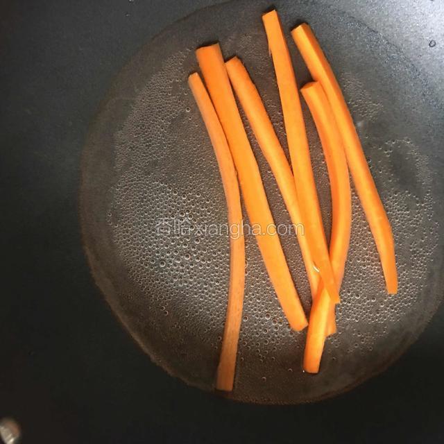 接下在锅里烧开水烫一下胡萝卜