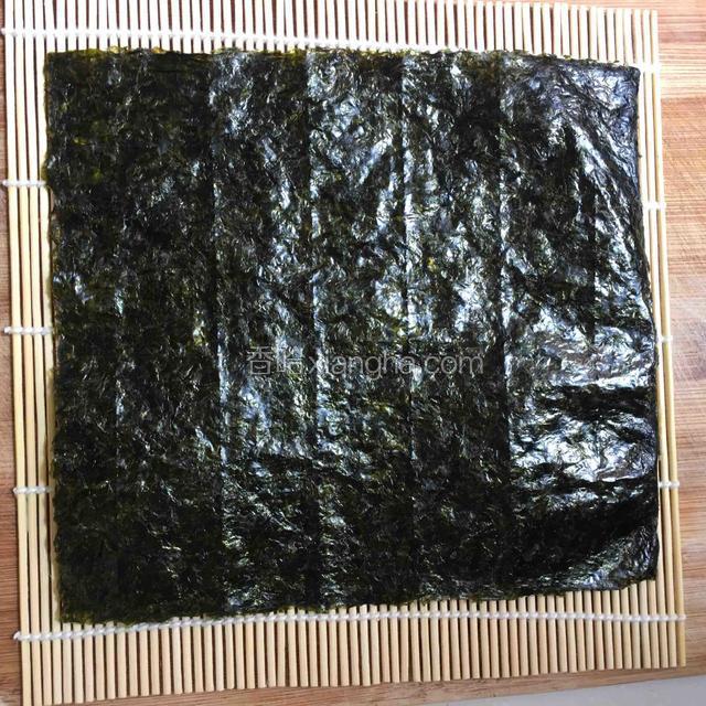 把寿司紫菜放在寿司卷帘上面