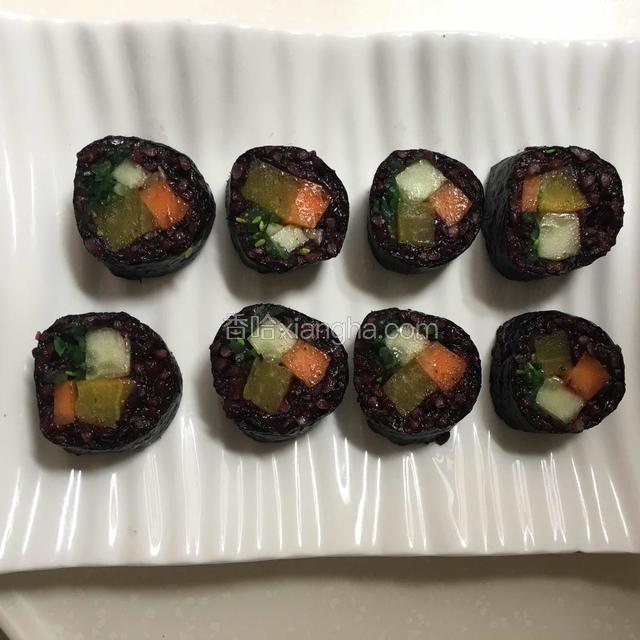 卷好后用锋利点的刀切片