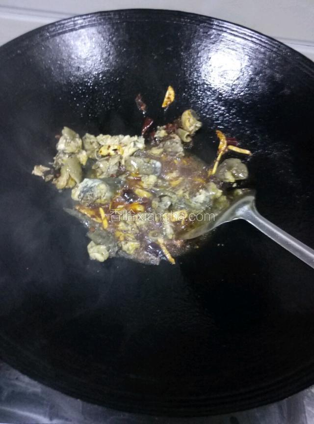 翻炒，不停翻炒至鸡肉上色。