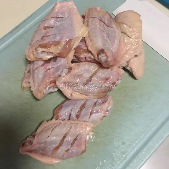 鸡翅洗净，在正反面各划3刀，好入味