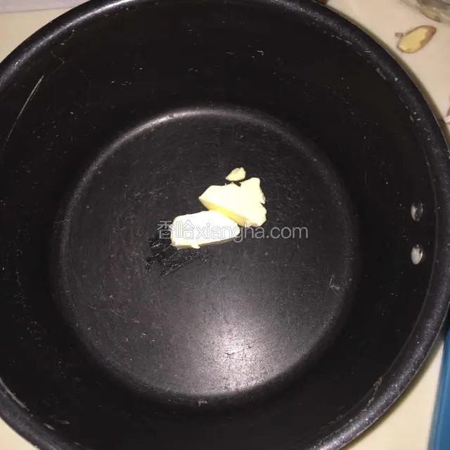 锅中放入黄油，小火融化