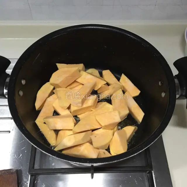 放入红薯翻炒均匀