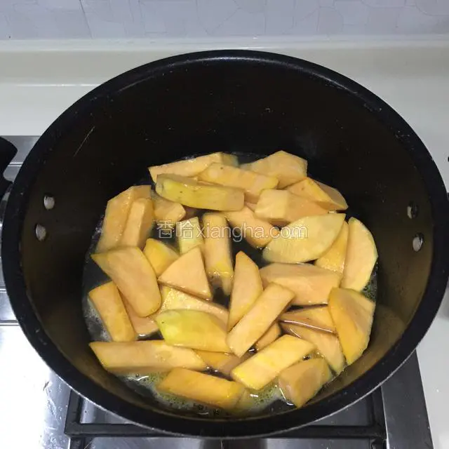锅中倒入适量清水