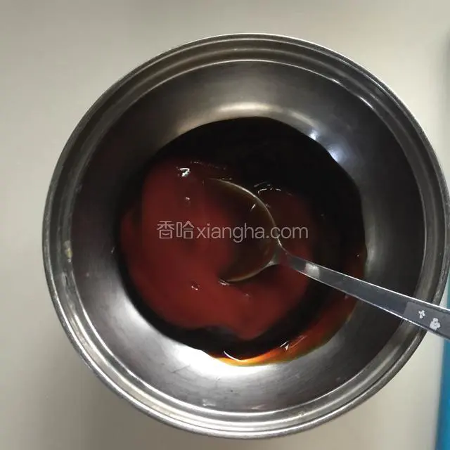 调酱汁，按比例放入蚝油，番茄酱、甜面酱，搅拌均匀，再放入生抽和蜂蜜混合搅拌均匀