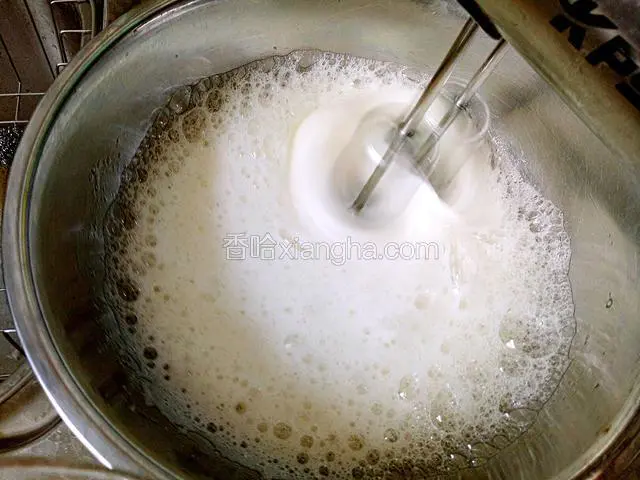 蛋清中加盐搅打出鱼眼泡