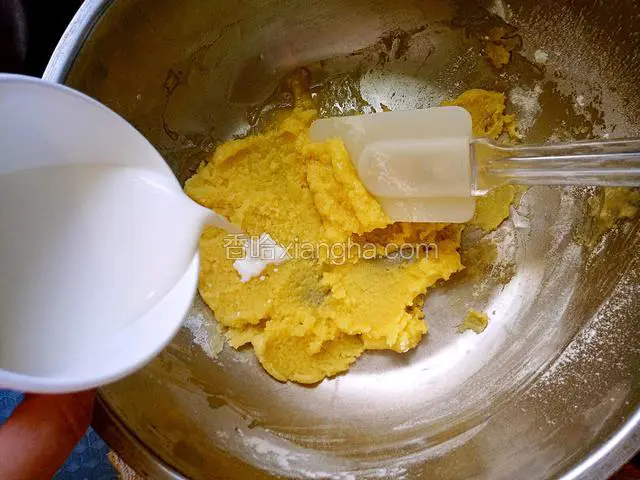 将牛奶分三次加入到黄油面粉糊中，边加入边翻拌均匀