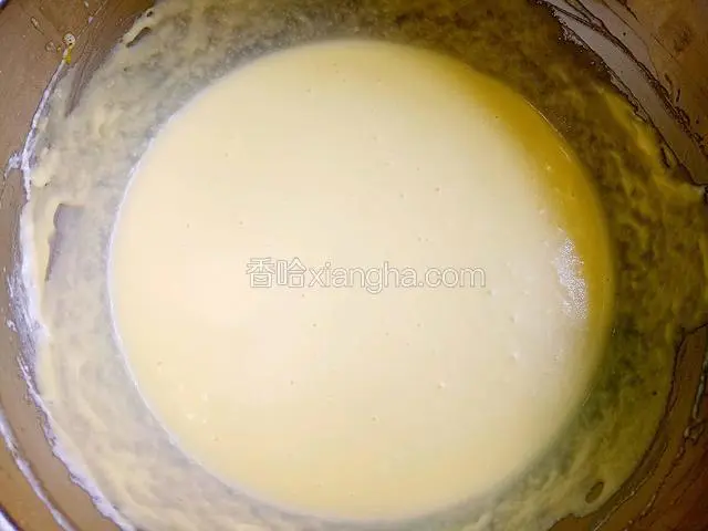 最终的蛋黄牛奶黄油面糊要充分融合，非常顺滑，能够流畅滴落即可。此时，烤盘盛80毫升左右的水，放入烤箱中下层，上下火150度预热烤箱