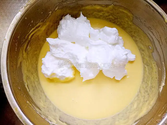盛1/3打发的蛋清到蛋黄面糊中