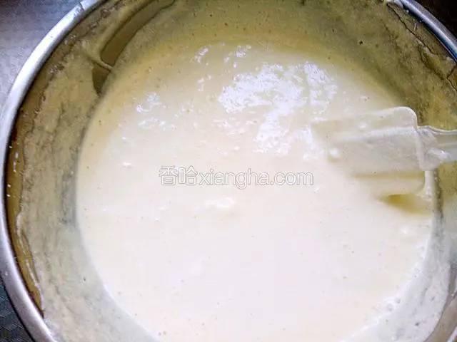 用橡皮刮刀翻拌均匀
