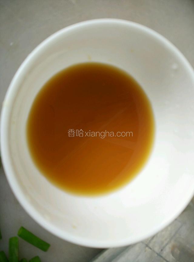 用适量的生粉，生抽，耗油调好酱汁