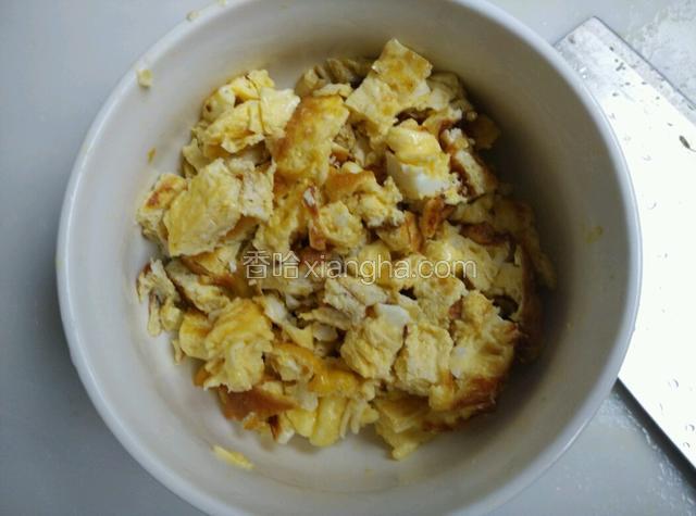 煎好的鸡蛋，切成小块