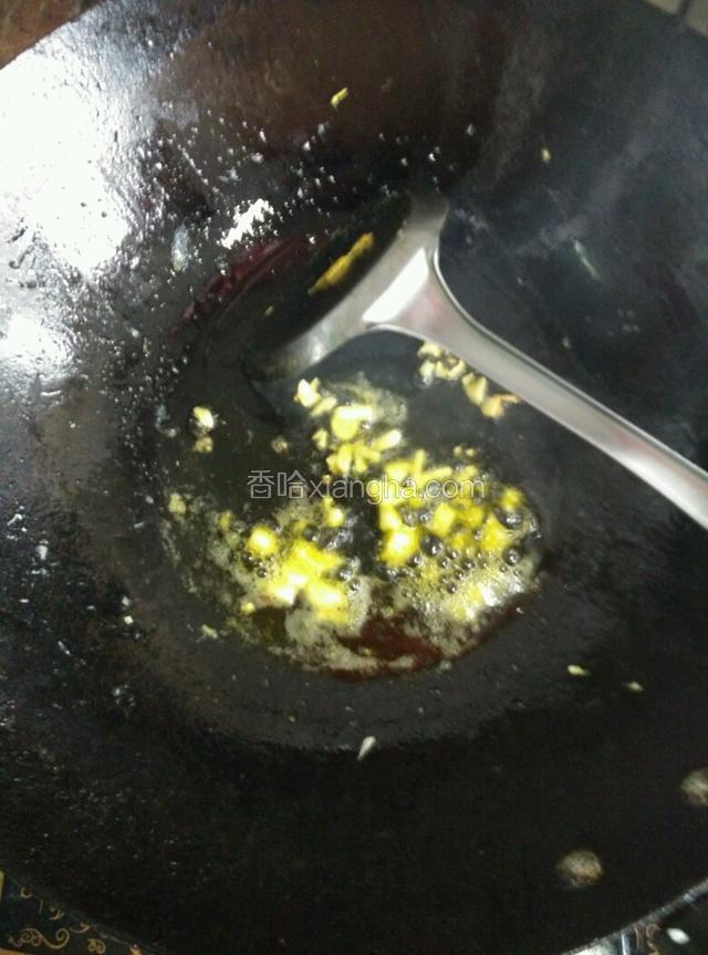 开锅油热，放入大蒜爆香